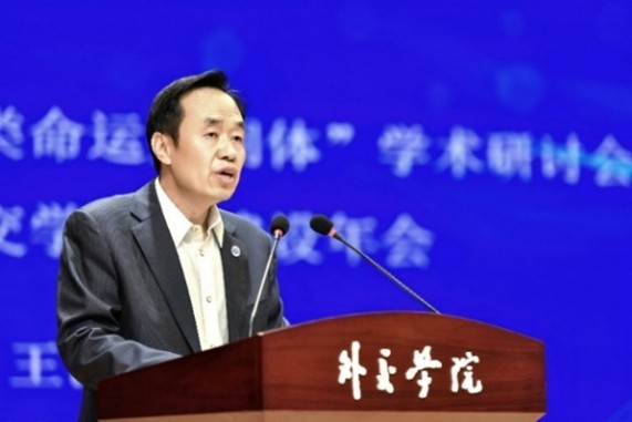 外交学院党委书记王世廷大使致辞。主办方供图