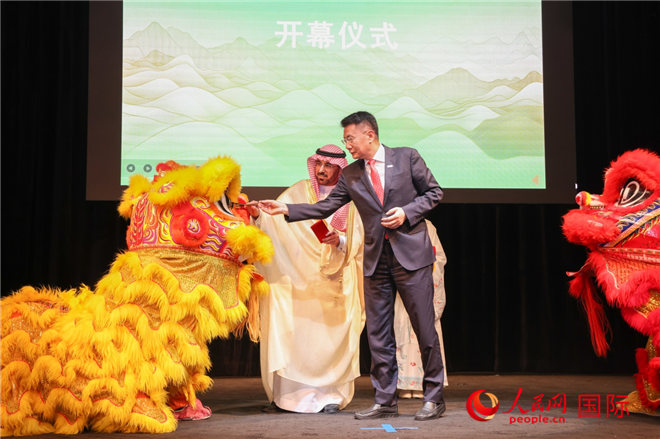 嘉宾代表为舞狮点睛。人民网记者 任皓宇摄