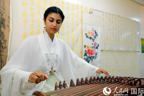 哈桑二世大学孔子学院的学生在表演古筝。人民网舒艾卜摄