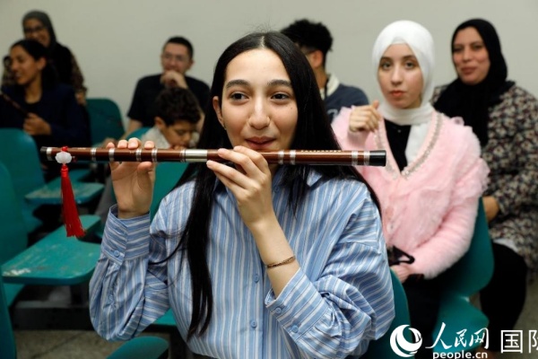 一名摩洛哥大学生在学吹笛子。人民网 舒艾卜摄