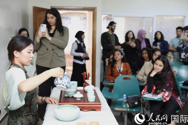 茶艺展示。 人民网舒艾卜摄