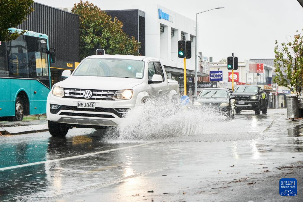 5月1日，汽车行驶在新西兰南岛城市克赖斯特彻奇的街头。新华社发（陈思雨蒙 摄）