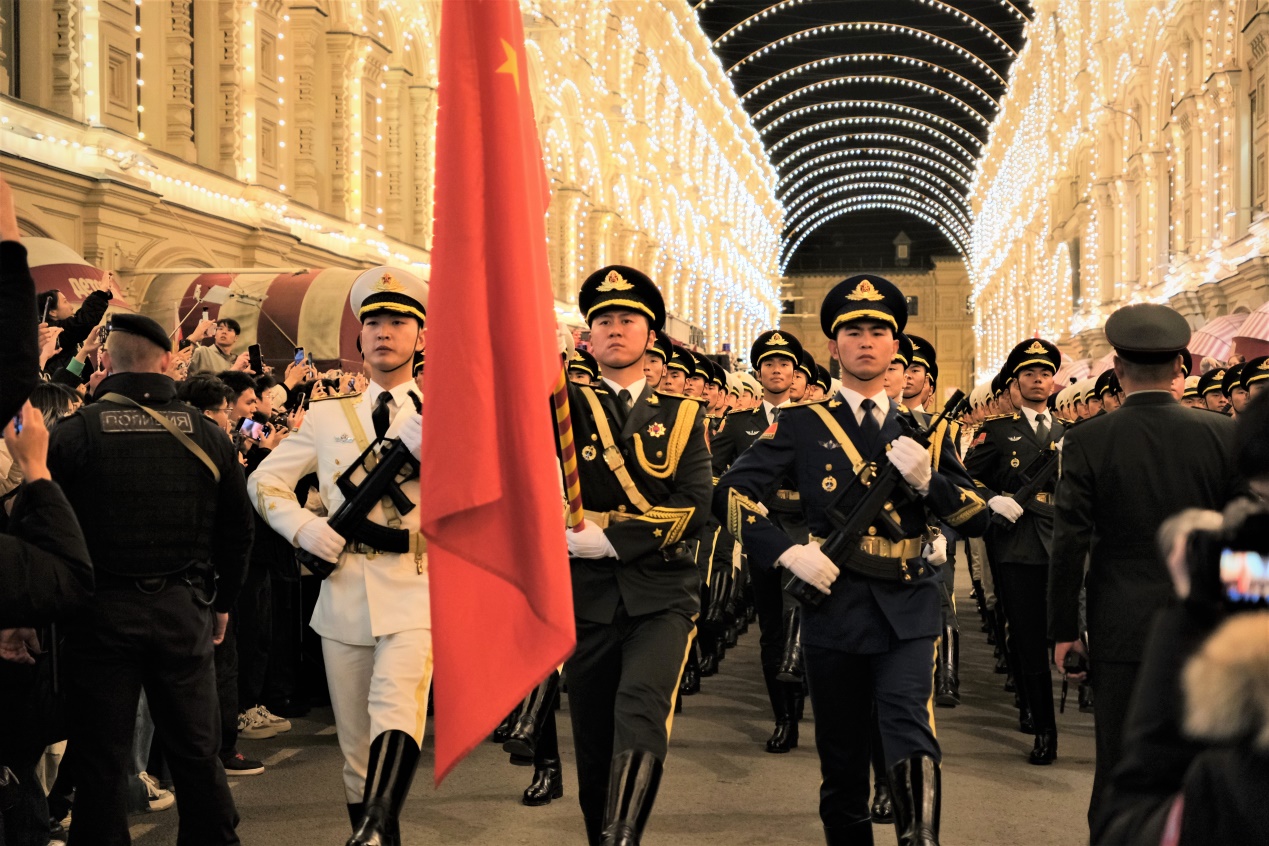参加阅兵式彩排的中国人民解放军仪仗司礼大队。于子恒摄