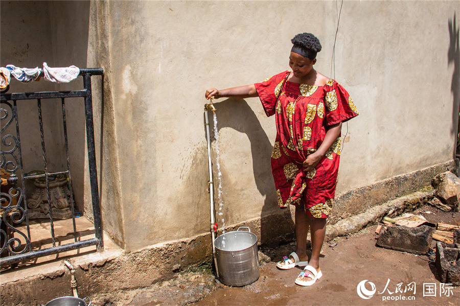 【1】喀麦隆西部大区首府巴富萨姆市居民的让·泽法克用上了清洁自来水。人民网记者 薛丹摄
