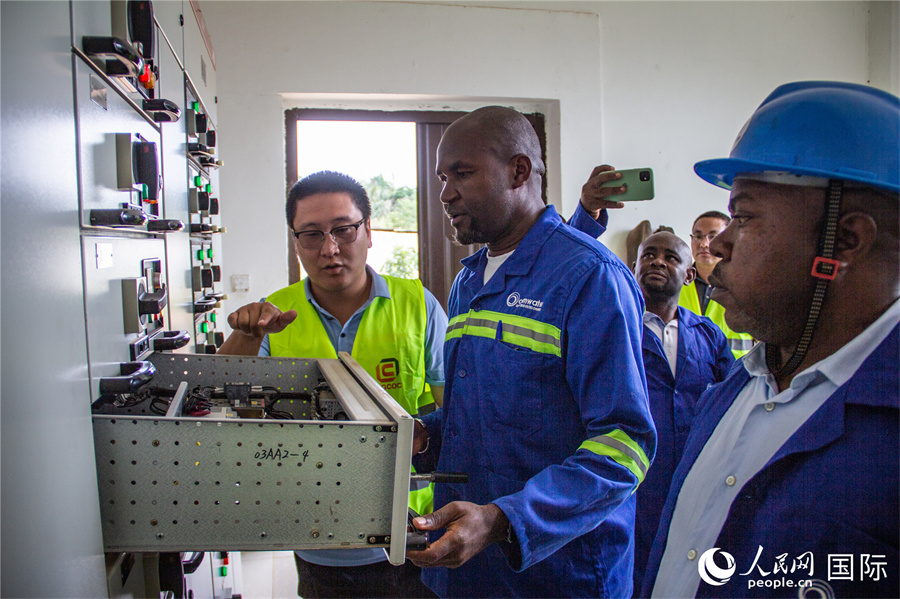 【3】中喀员工在巴富萨姆饮用水厂检查设备运行情况。人民网记者 薛丹摄