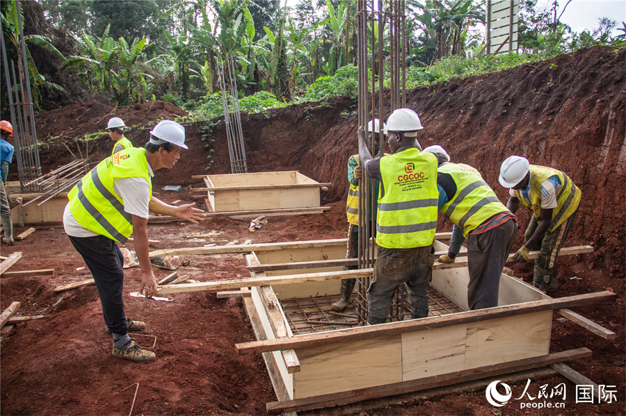中喀员工在喀麦隆九城市供水项目二期工程施工。人民网记者薛丹 摄