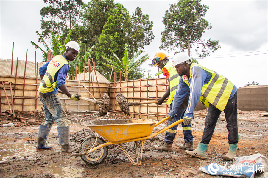 【7】喀麦隆九城市供水项目二期工程施工现场。人民网记者薛丹 摄
