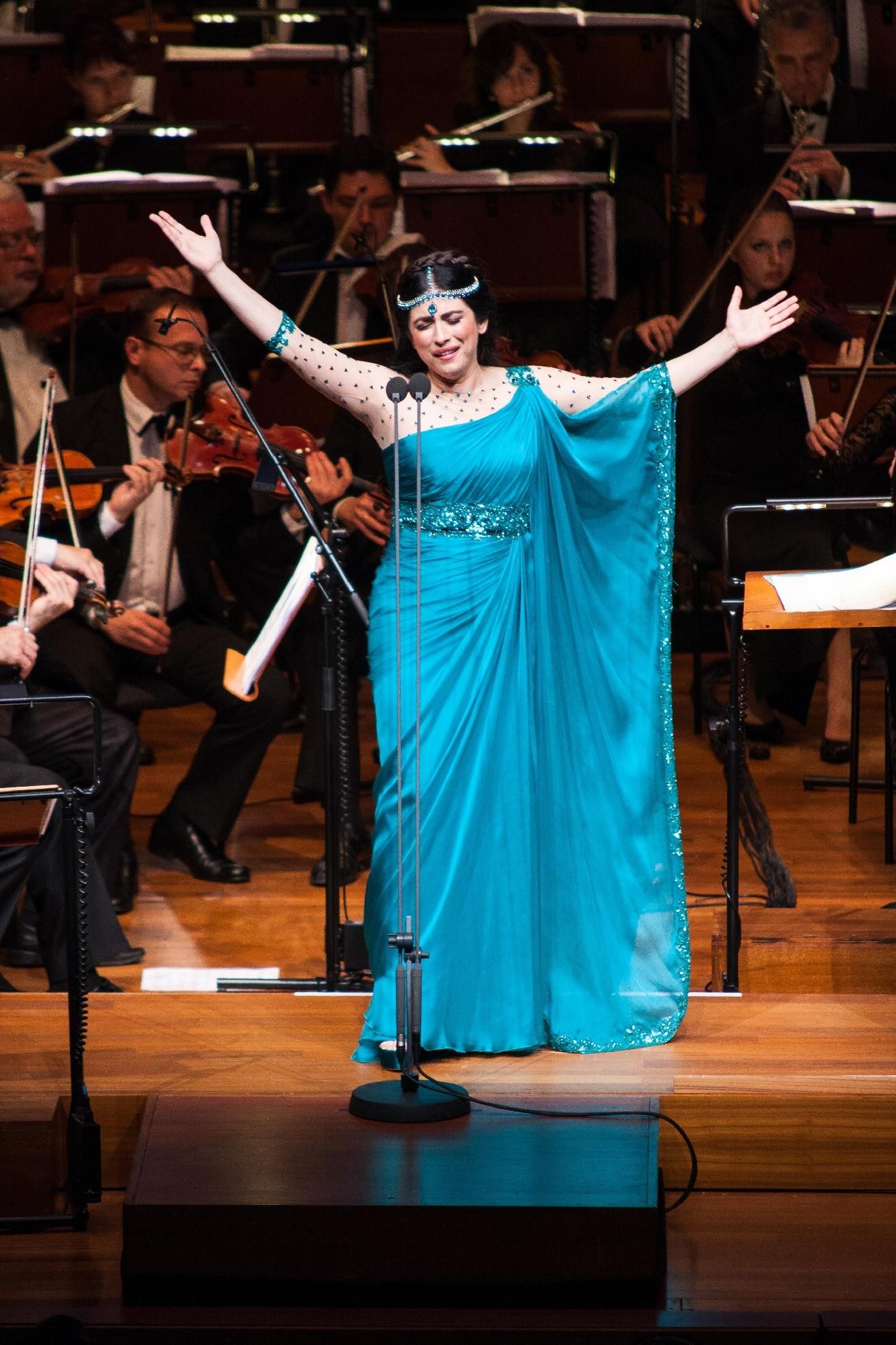 希巴·卡瓦斯在演唱歌剧。受访者供图