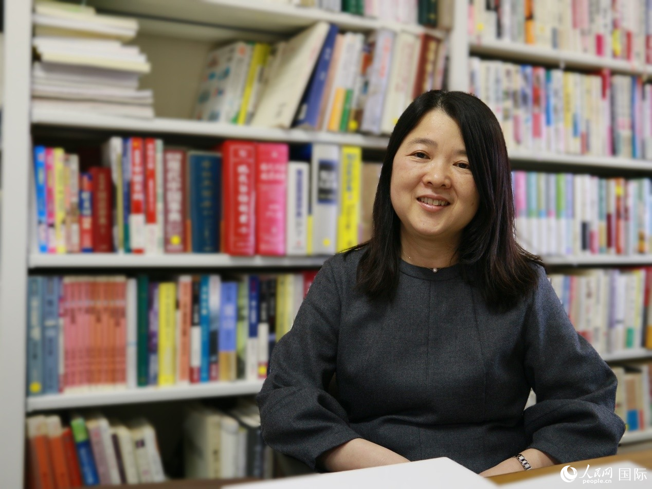 日本明海大学外国语学院中文系教授河村昌子接受人民网采访。人民网 许可摄