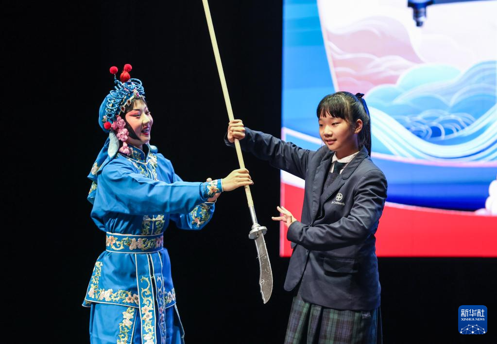 5月9日，在2025“知音湖北·京韵四海”新西兰奥克兰京剧专场演出间隙，观众上台体验京剧艺术。新华社记者 龙雷 摄