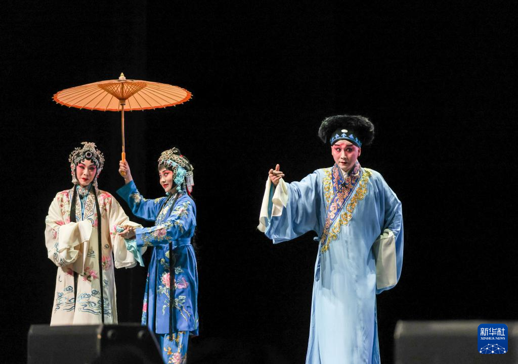 5月9日，湖北省京剧院的艺术家在2025“知音湖北·京韵四海”新西兰奥克兰京剧专场演出中表演。新华社记者 龙雷 摄