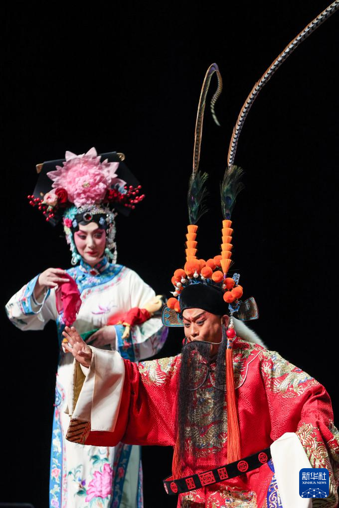 5月9日，湖北省京剧院的艺术家在2025“知音湖北·京韵四海”新西兰奥克兰京剧专场演出中表演。新华社记者 龙雷 摄