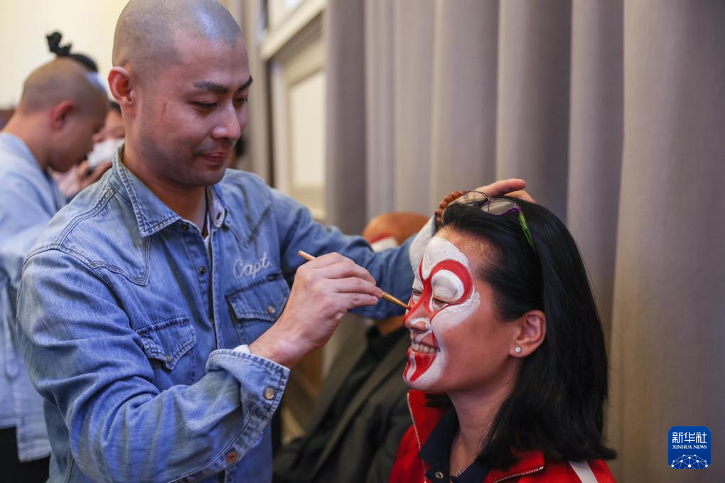 5月10日，观众在新西兰奥克兰举办的京剧艺术讲座沙龙中体验京剧艺术。新华社记者 龙雷 摄