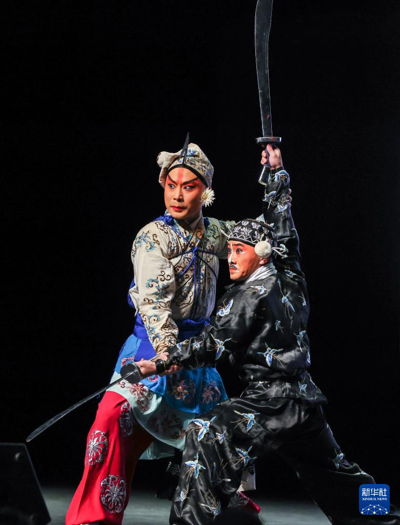 5月9日，湖北省京剧院的艺术家在2025“知音湖北·京韵四海”新西兰奥克兰京剧专场演出中表演。新华社记者 龙雷 摄