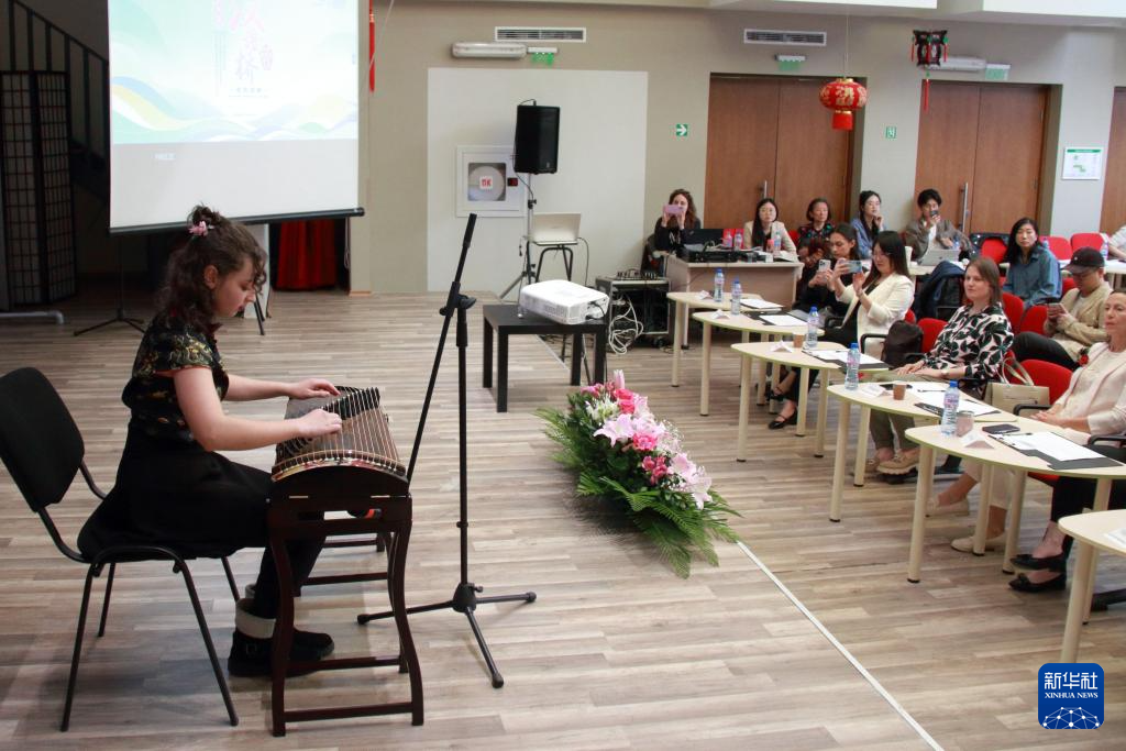 5月10日，在保加利亚首都索非亚，选手在第18届“汉语桥”世界中学生中文比赛保加利亚赛区决赛上表演。新华社发（马里安·德拉加诺夫摄）