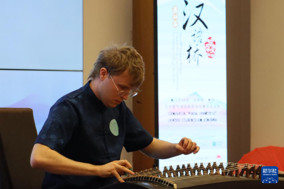 5月10日，在罗马尼亚克卢日-纳波卡，选手在第24届“汉语桥”世界大学生中文比赛罗马尼亚赛区决赛上展示才艺。新华社发（路继承摄）