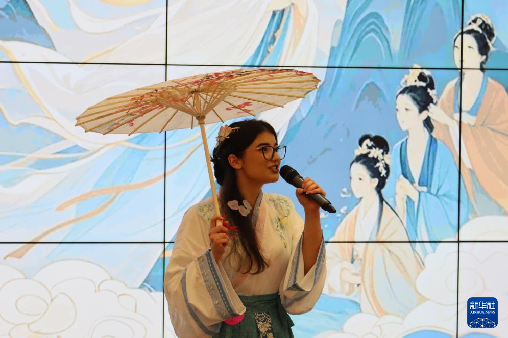 5月10日，在罗马尼亚克卢日-纳波卡，特等奖获得者玛丽亚·平蒂乌塔在第24届“汉语桥”世界大学生中文比赛罗马尼亚赛区决赛上表演古诗朗诵。她将赴中国参加总决赛。新华社发（路继承摄）