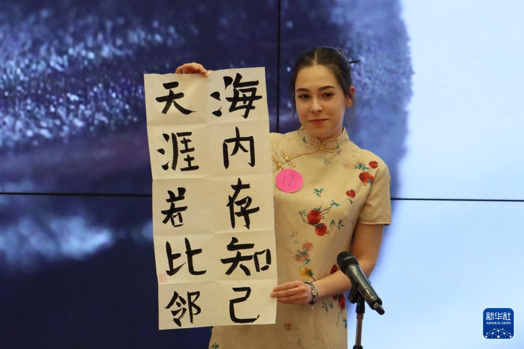 5月10日，在罗马尼亚克卢日-纳波卡，选手在第24届“汉语桥”世界大学生中文比赛罗马尼亚赛区决赛上展示书法作品。新华社发（路继承摄）