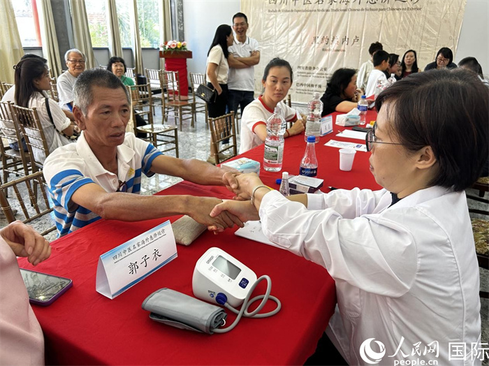 活动现场，四川省中西医结合医院针灸中心副主任郭子衣正在为当地侨胞问诊。人民网记者 陈一鸣摄