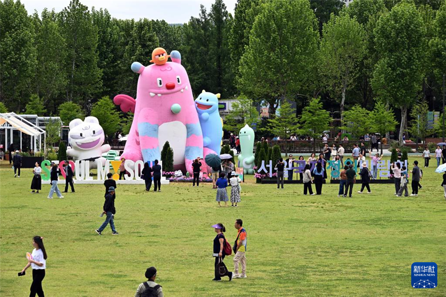 5月22日，游客在韩国首尔观赏园艺作品。新华社发（全休相摄）