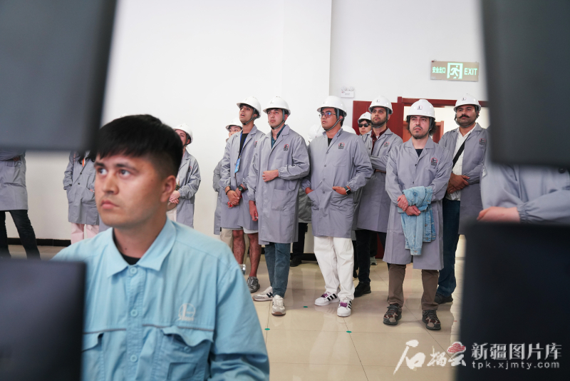 5月24日,交流营嘉宾在新星新疆绿氢新能源有限公司参观。