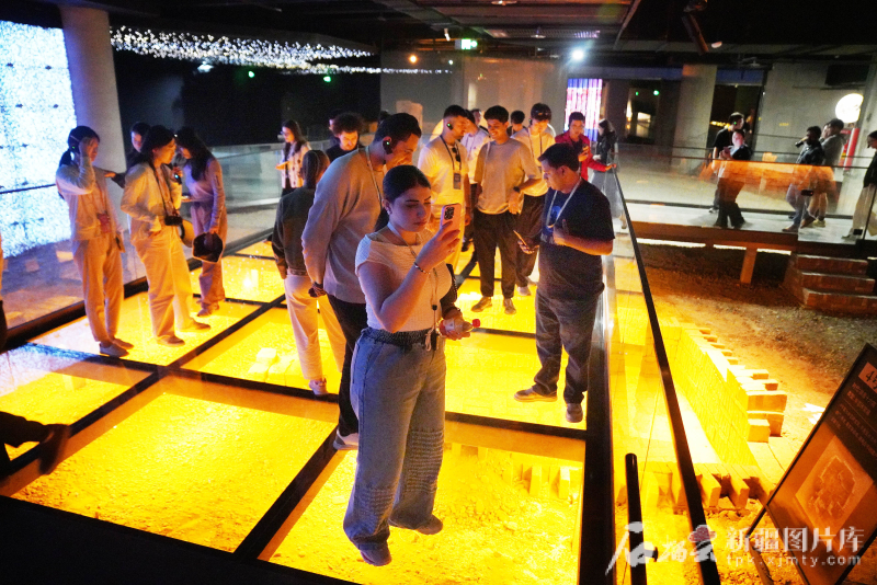 5月24日,交流营嘉宾参观库车市龟兹魏晋古墓遗址博物馆。