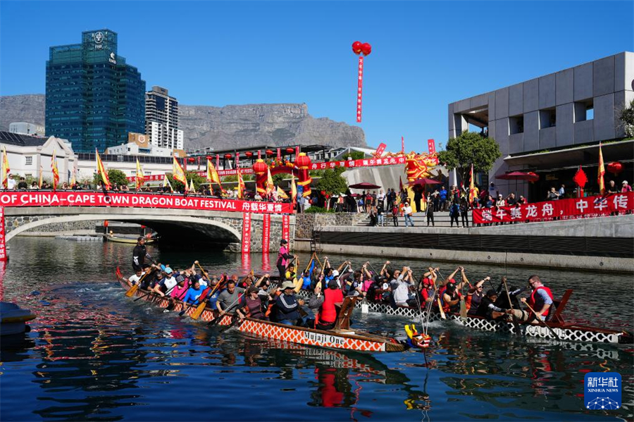 5月24日，人们在南非开普敦参加龙舟比赛。新华社记者 王雷 摄