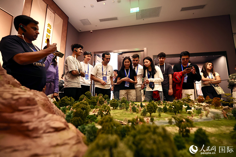 5月24日，上合组织国家青年文化交流营的青年们在库车市参观龟兹博物馆。人民网记者 蒋雨师摄