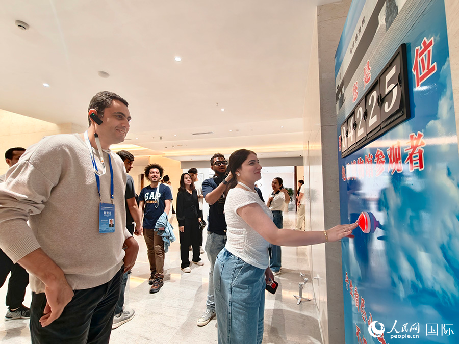 5月24日，上合组织国家青年文化交流营的青年们在库车市参观龟兹博物馆。人民网记者 蒋雨师摄