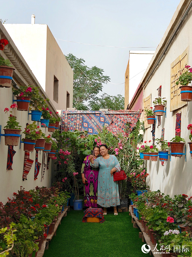 图为龟兹小巷内，当地居民在休闲娱乐。人民网记者 蒋雨师摄