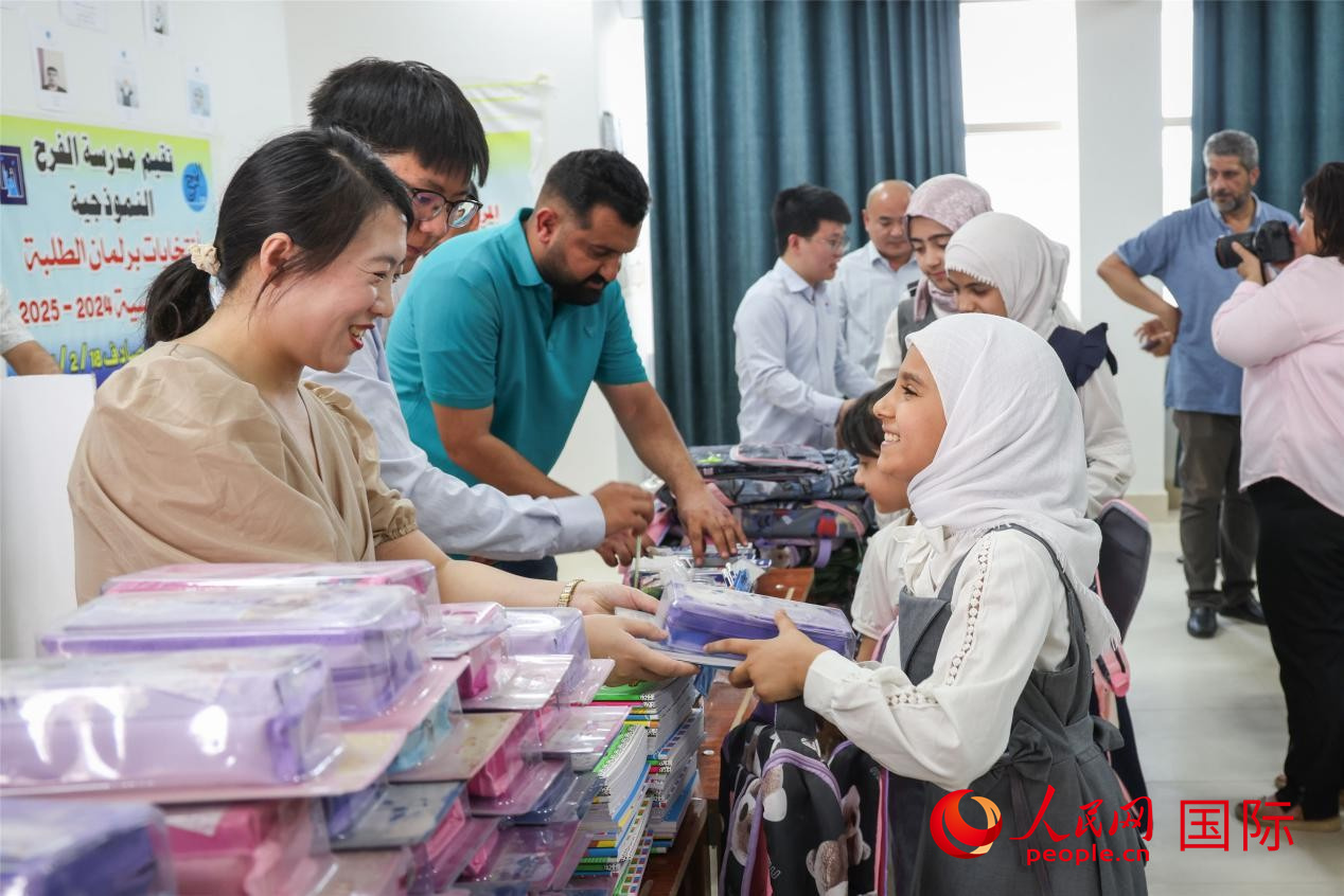 中企向当地学生捐赠学习用品。人民网 伊纳斯·易卜拉欣摄