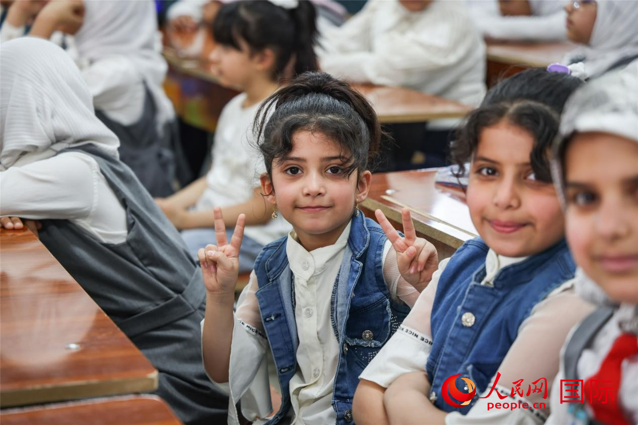 图为法拉赫学校学生在听讲座。人民网记者 薛丹摄