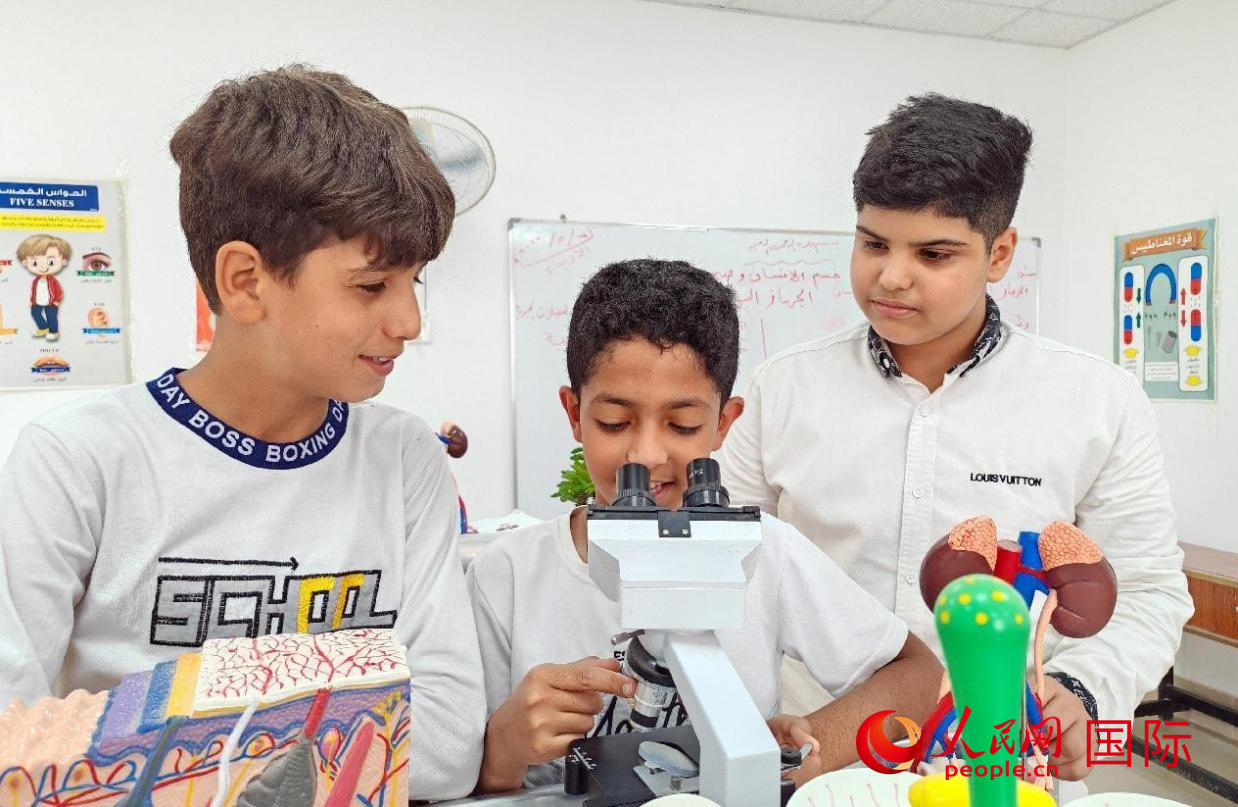 法拉赫小学学生在做实验。人民网记者 管克江摄