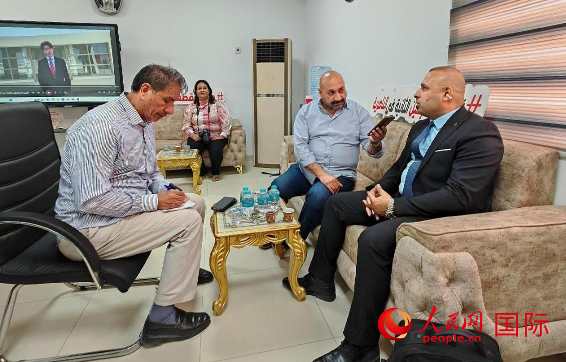 伊拉克媒体在济加尔省的示范学校采访。人民网记者 管克江摄