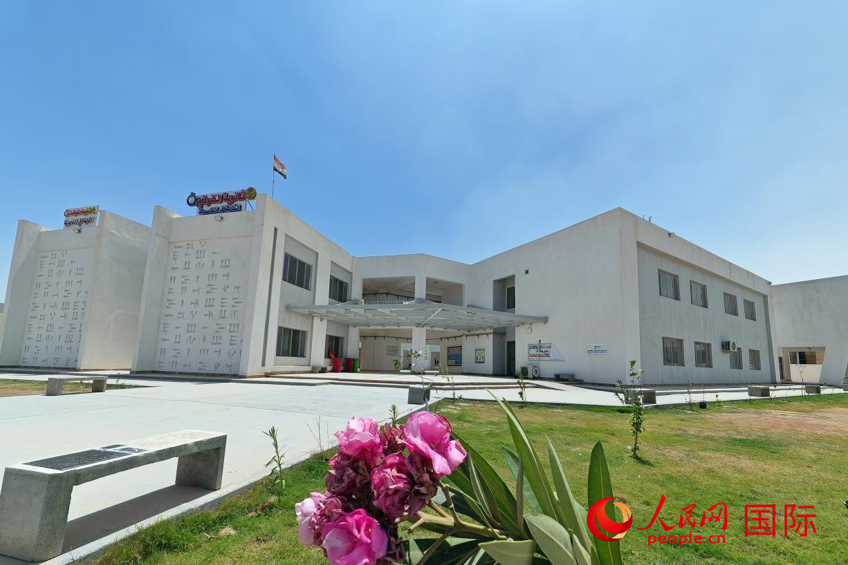 济加尔省一所已投用的示范学校。人民网记者 管克江摄