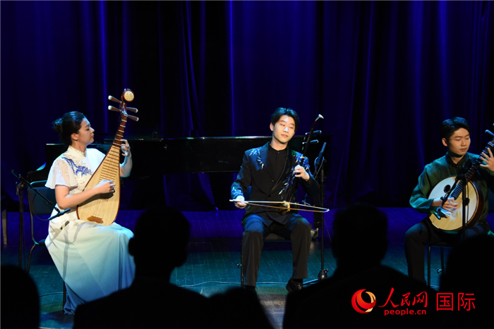 演奏《金蛇狂舞》。人民网记者 殷淼摄