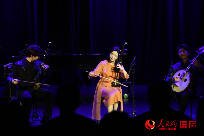 二胡演奏《赛马》。人民网记者 殷淼摄