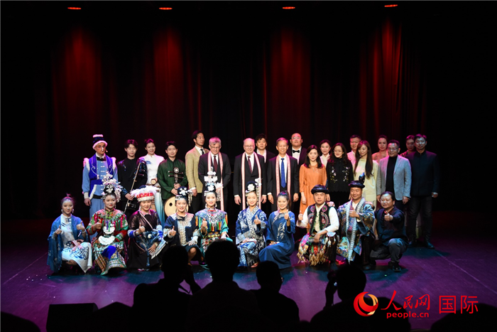 主要嘉宾与全体演职人员合影。人民网记者 殷淼摄