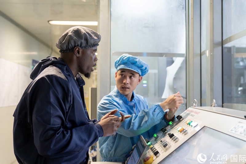 中南两国工程师在喷涂车间。希拉兹·莫林 摄