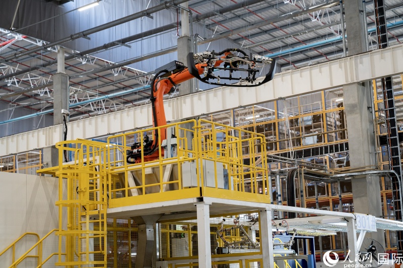 机械臂成为汽车配件生产“主力”。希拉兹·莫林 摄