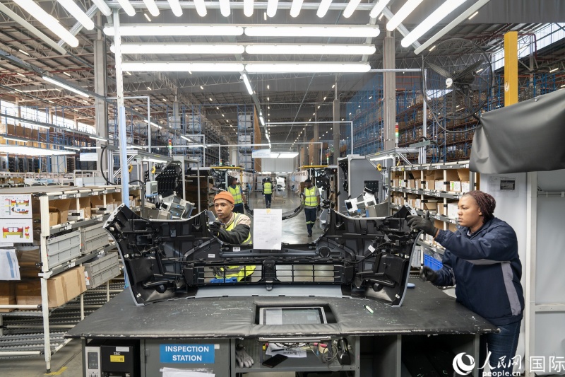 南非员工细致检查刚下线的汽车外饰。希拉兹·莫林 摄