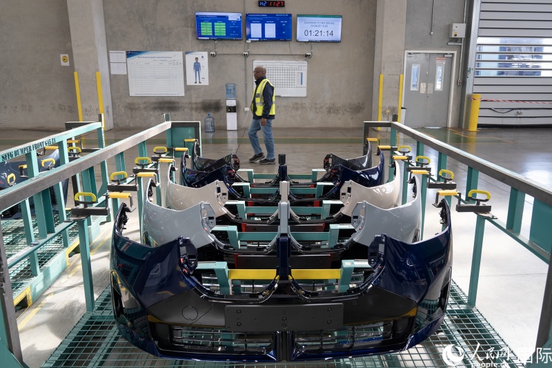 一组刚出产的汽车保险杠。希拉兹·莫林 摄