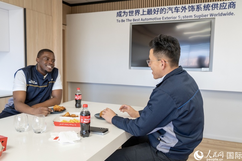 午休的轻松时刻。希拉兹·莫林 摄