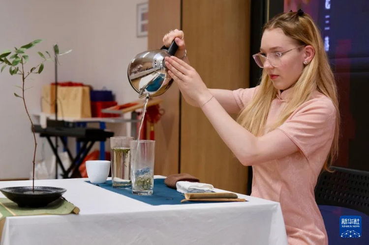 6月5日,在捷克布拉格,选手在第十八届“汉语桥”世界中学生中文比赛捷克赛区决赛上展示才艺。新华社记者 邓耀敏 摄