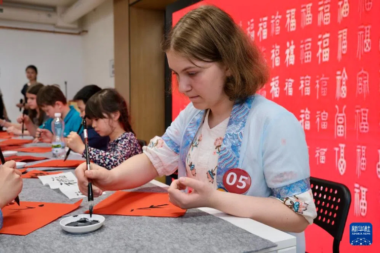 6月5日,在捷克布拉格,选手在第五届“汉语桥”世界小学生中文秀捷克赛区决赛上展示才艺。新华社记者 邓耀敏 摄