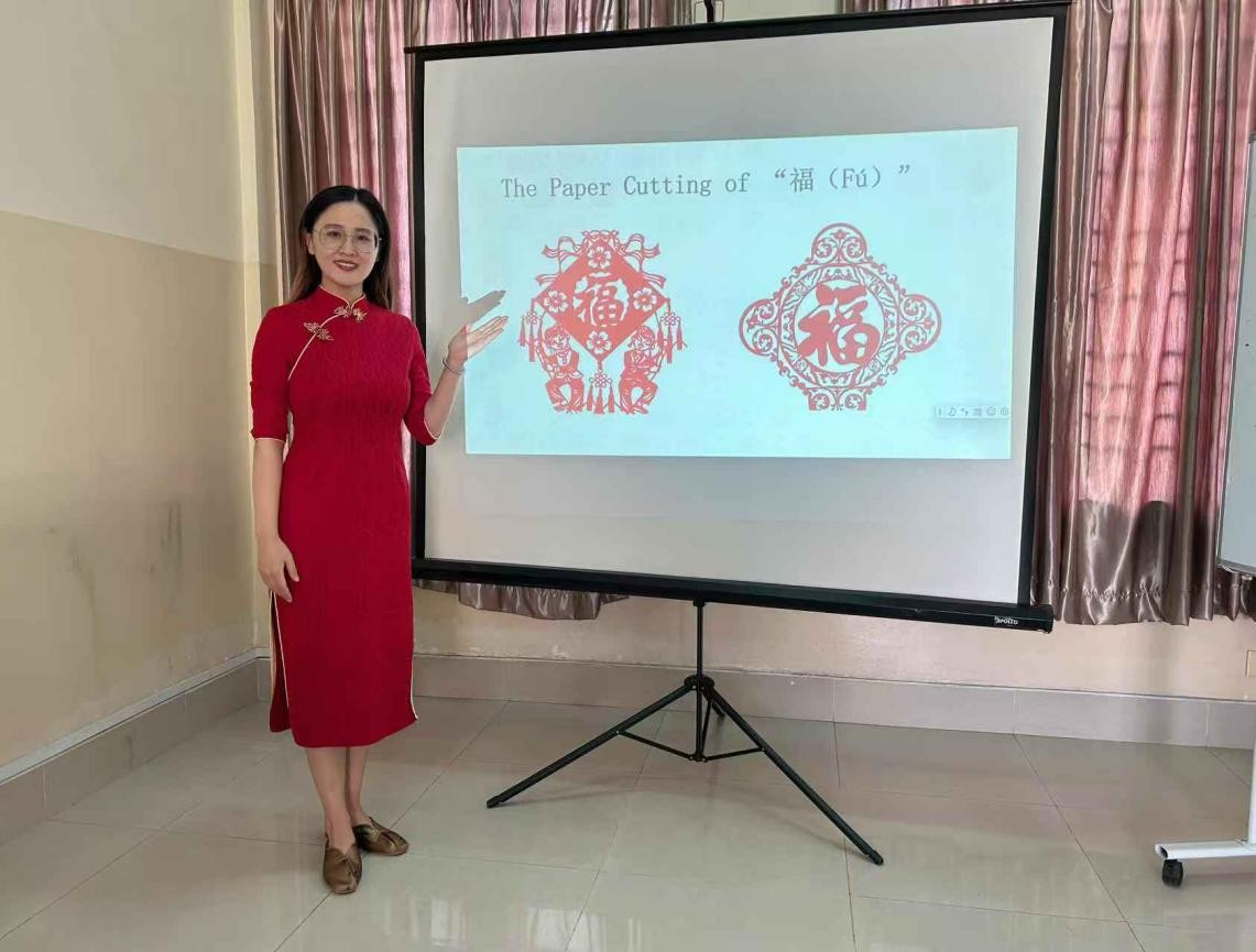 柬埔寨王家研究院孔子学院公派教师李姣姣。受访者供图