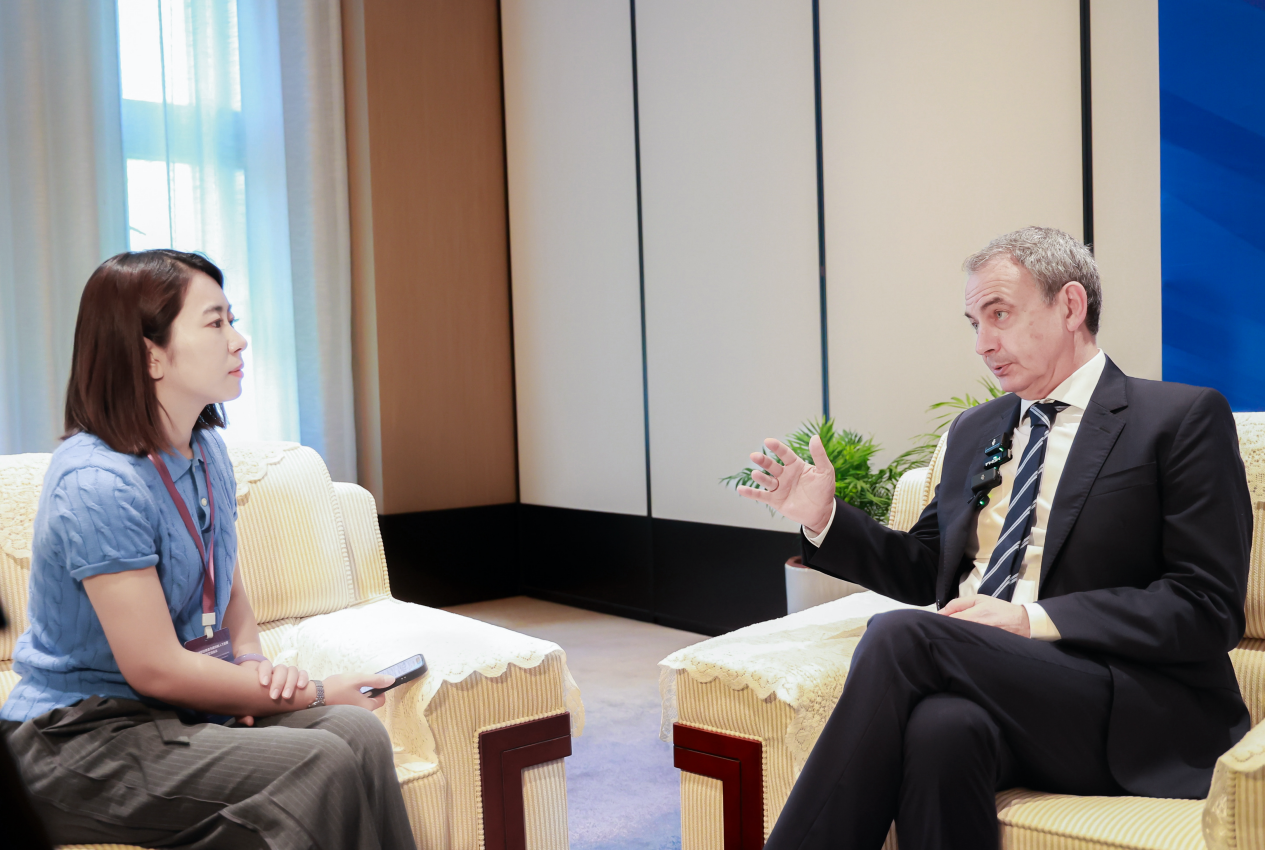 西班牙前首相萨帕特罗接受人民网专访。主办方供图