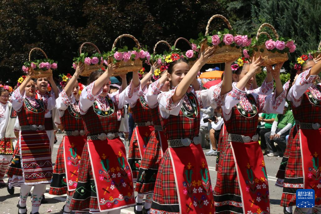 6月8日，在保加利亚卡赞勒克，人们身着传统服饰参加玫瑰节游行活动。新华社记者 林浩 摄