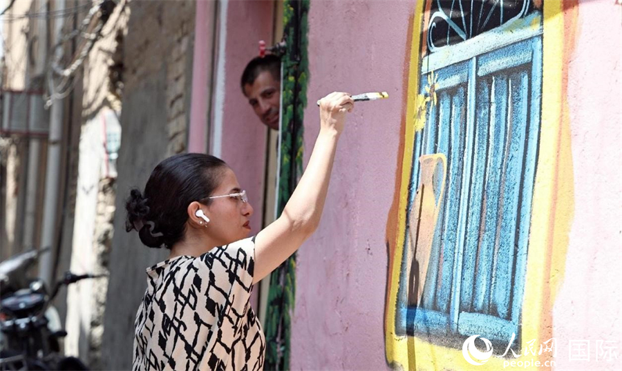 一名艺术家正在创作壁画。人民网 伊纳斯·易卜拉欣摄