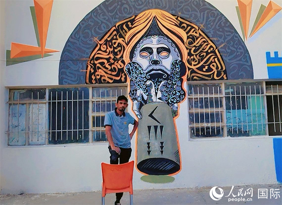 阿里·哈利法和他的壁画。人民网 伊纳斯·易卜拉欣摄